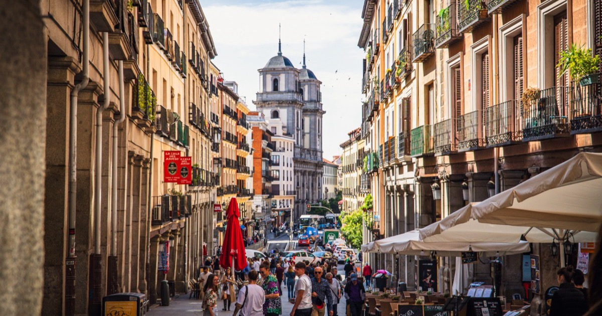 How Free Walking Tours Work in Madrid (and How Much to Tip)